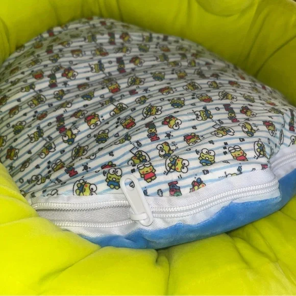 Hello Kitty Sanrio Keroppi pet bed. - Picture 10 of 14